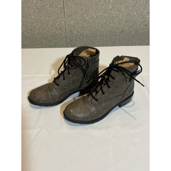 Like New condition Madden Girl Deliah Grey Stone Combat Boots Women’s Size 9.5m - Picture 3 of 8